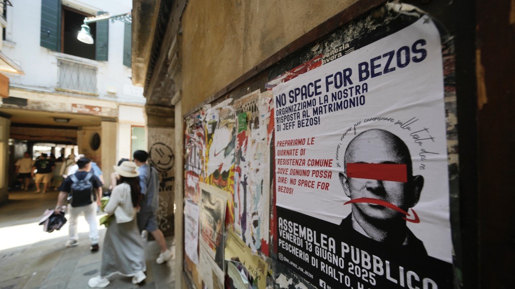 威尼斯街上的「No Space for Bezos」海報。 法新社 威尼斯街上的「No Space for Bezos」海報。 法新社