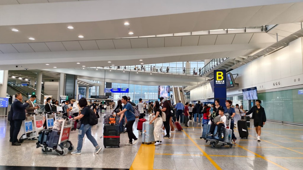 成田機場陸續有航班返港。 成田機場陸續有航班返港。
