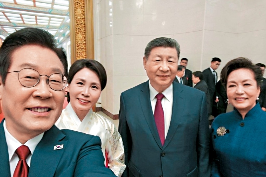 李在明夫婦與習近平夫婦自拍合影。