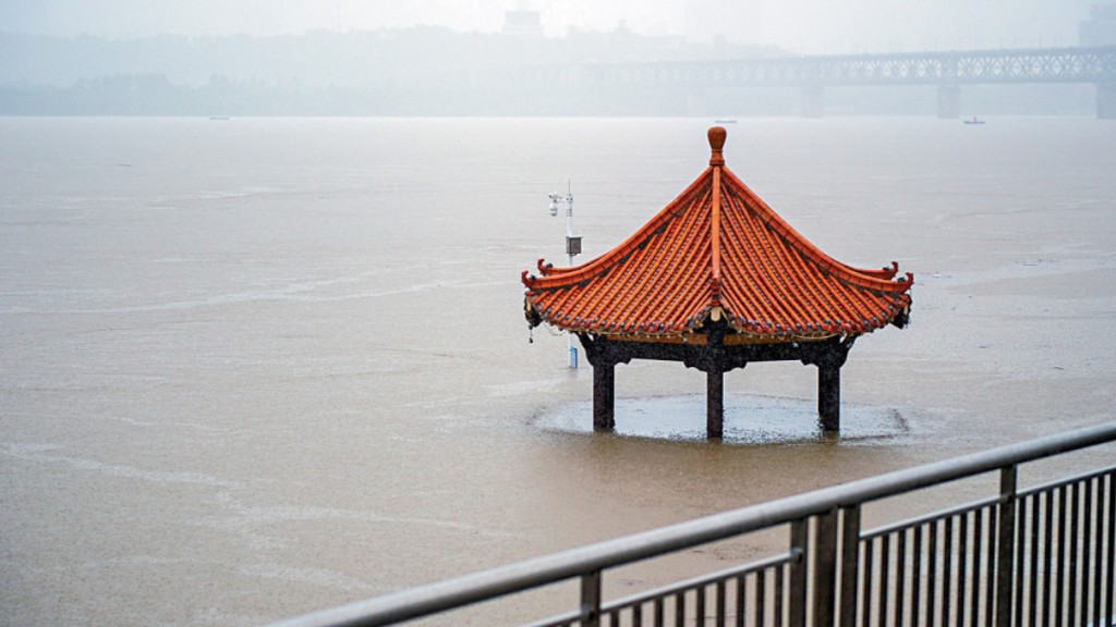 武汉江水淹没的凉亭。