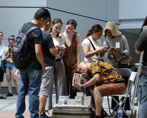 iPhone XS開售吸引不少人炒賣。
