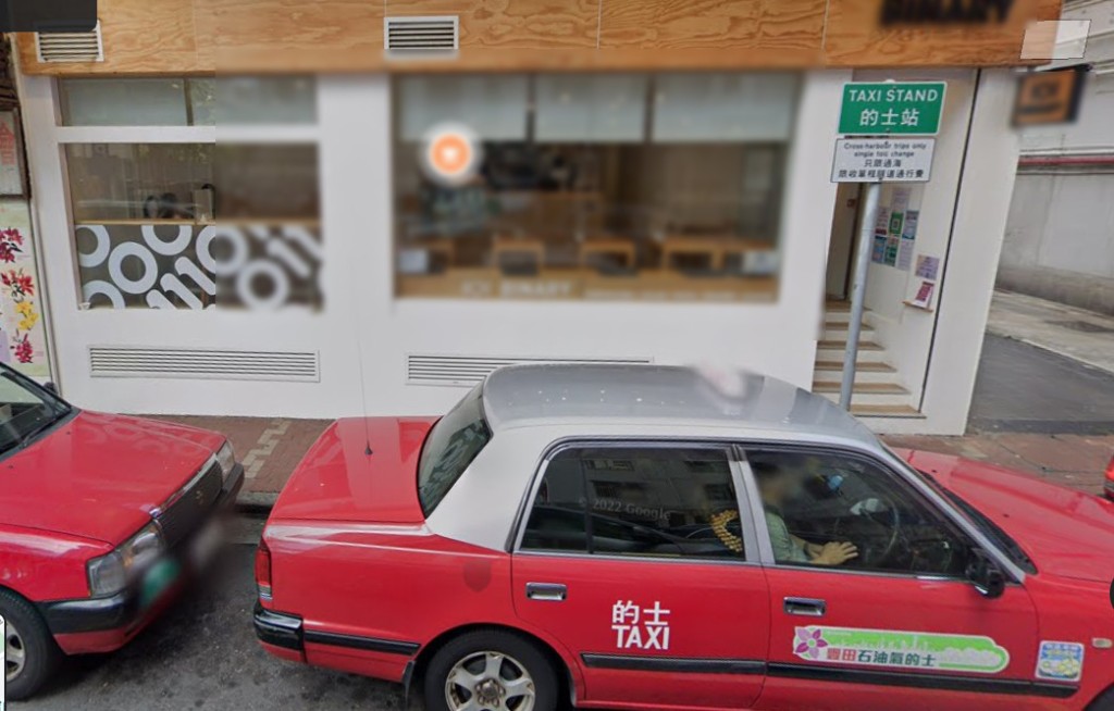 的士站旁有不少食肆，影片估計由食肆內食客拍到。(google map圖片)