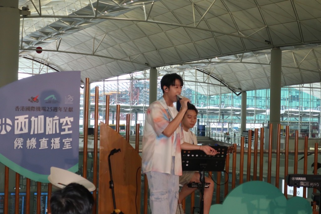 冯允谦今日到机场为商台直播节目担任嘉宾，分享旅游经验，并即场献唱两首歌。