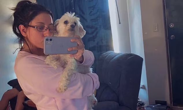 艾咪與寵物犬「公主」。 FB