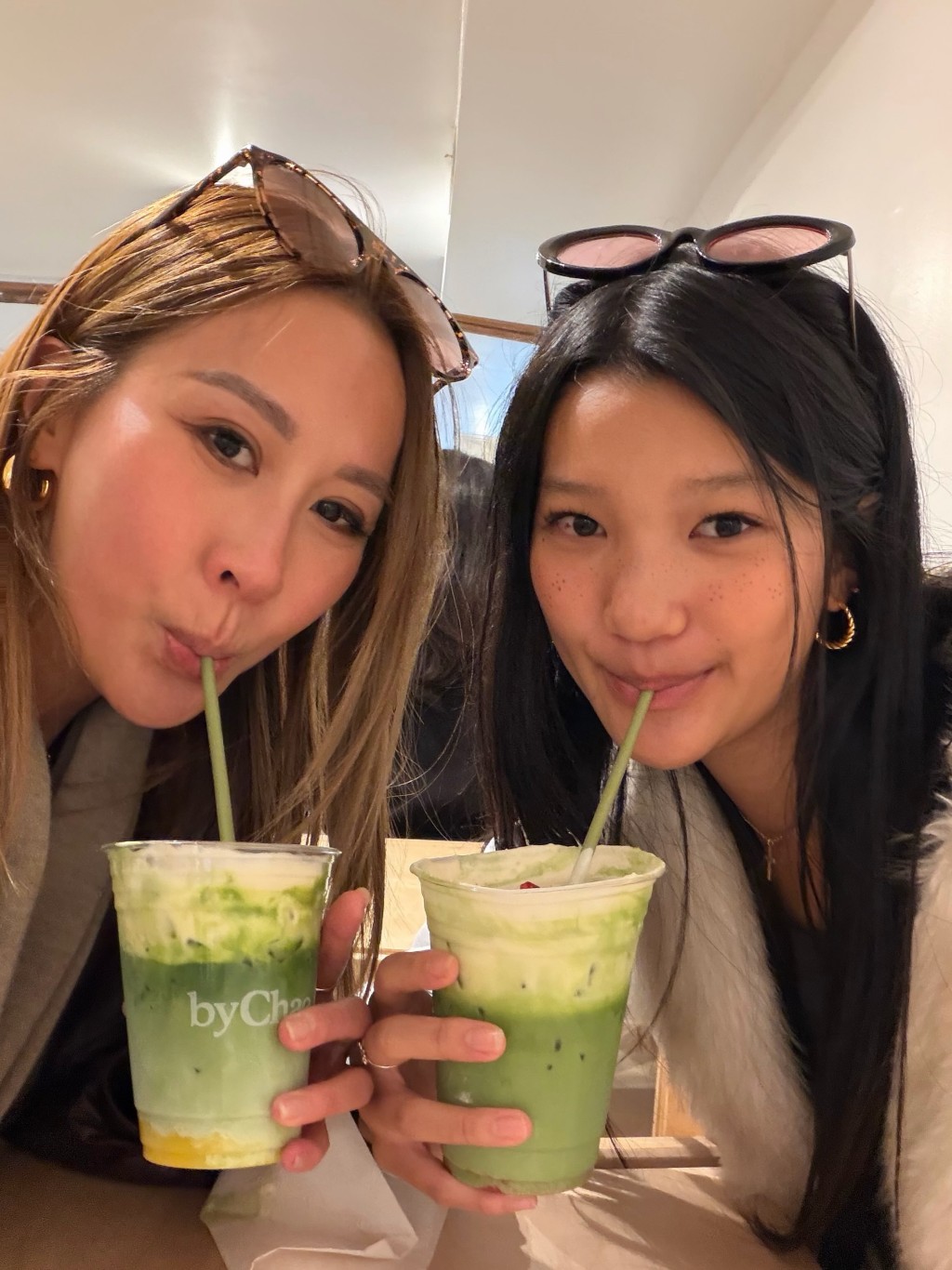Dora化上淡妝後的眉眼與媽媽極為神似。