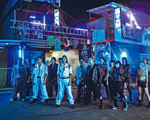 ■這次MV在車廠內進行拍攝,更安排一班dancers齊跳勁舞。