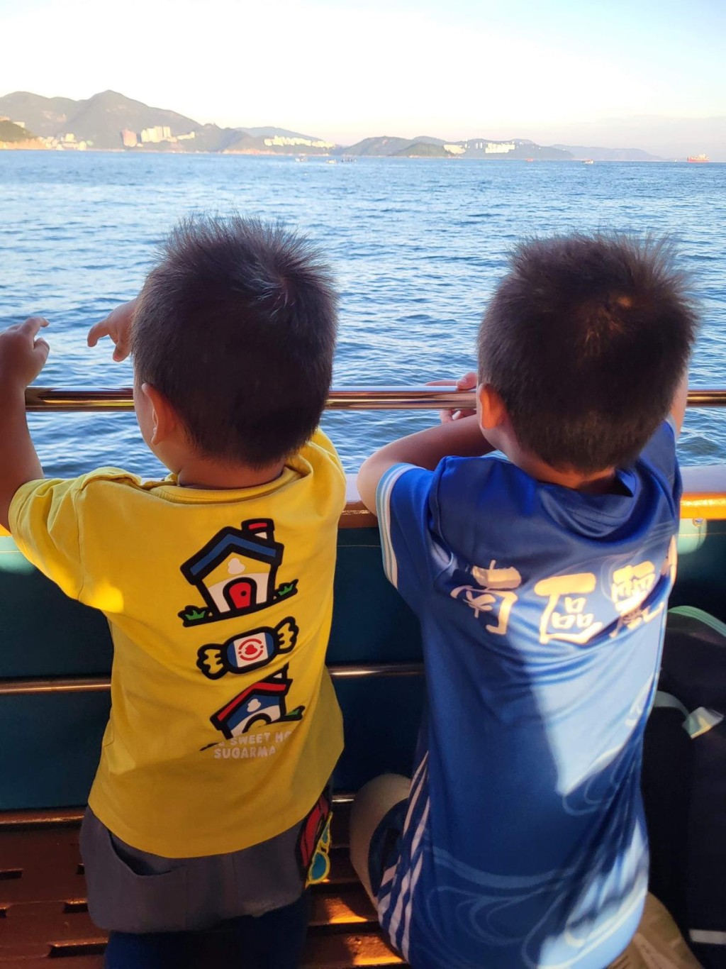 欣欣和兒子們出海遊，享受家庭樂。(受訪者提供)