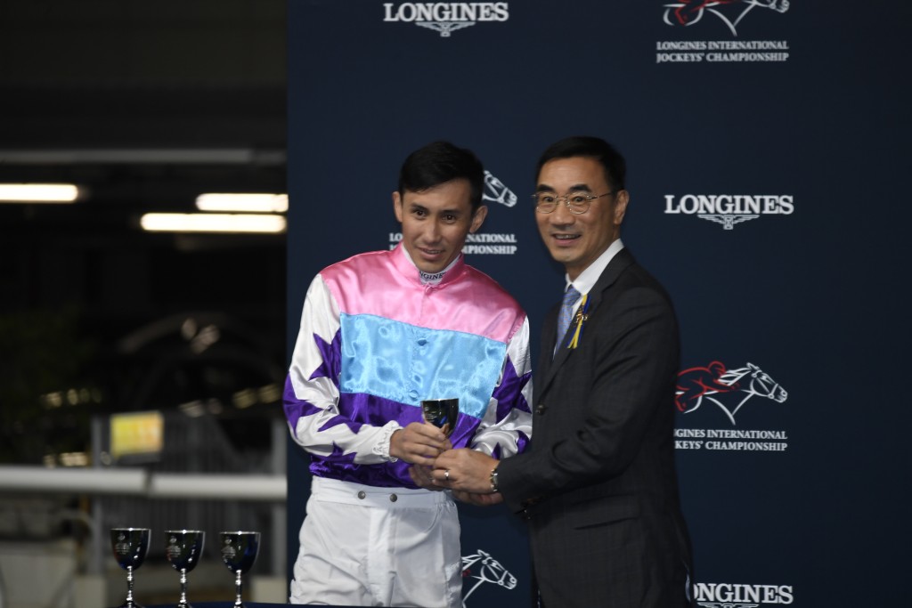 前德國冠軍騎師毛振鵬 (左) 於去年十一月在卡塔爾馬場策馬出賽時墮馬受傷。