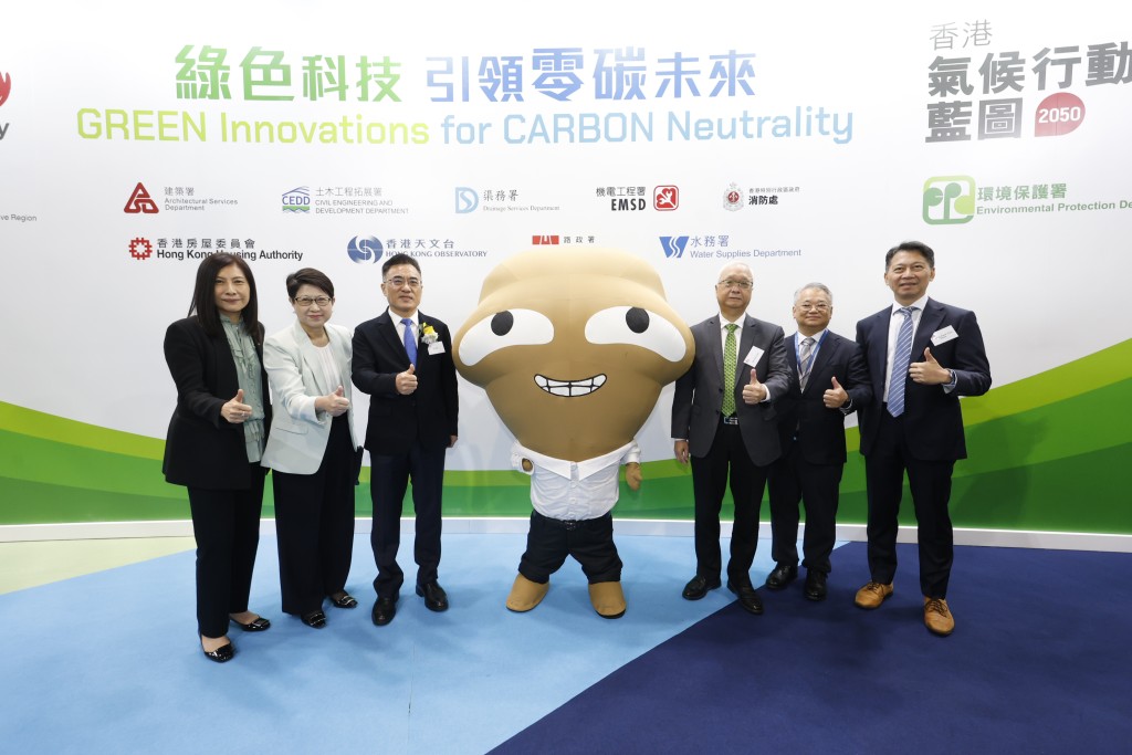 于會文（左三）、謝展寰 （右三）、張淑芬（左二）及一眾嘉賓到場參觀。貿發局圖片