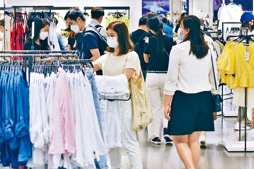 3月零售業總銷貨值錄得336億元，其中鞋類及其他衣物配件等飆升逾1.8倍。