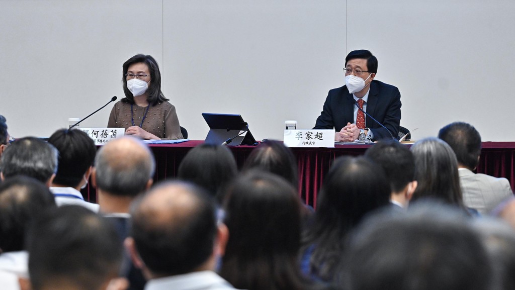公務員事務局局長楊何蓓茵（左）亦在座談會分享感受。政府圖片