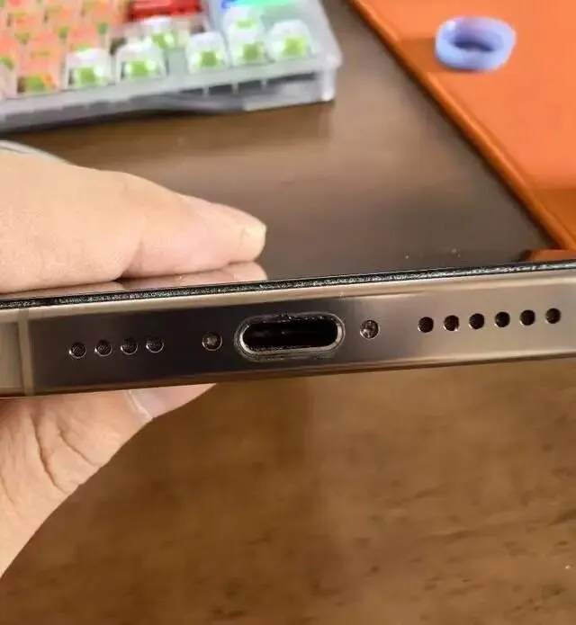 iPhone本體大部分無燒焦痕跡,但充電口處橡膠材質已被燒化。 iPhone本體大部分無燒焦痕跡,但充電口處橡膠材質已被燒化。