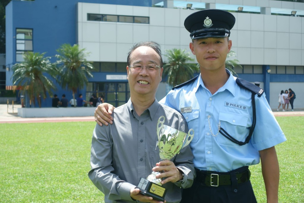 冼亭彬于2016年完成学警训练，并取得薛富杯，与父亲在结业会操留影。 警方提供
