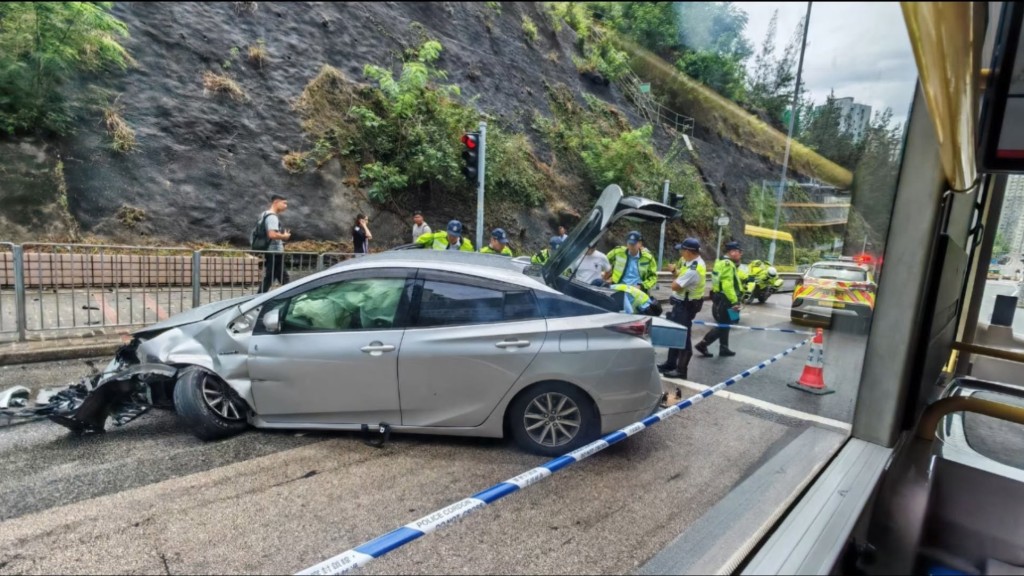 何文田私家車自炒撞欄 警搜車檢多種毒品 拘33歲男司機。FB：Sam Hk