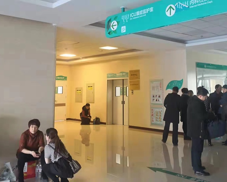 家屬在醫院守候。網圖
