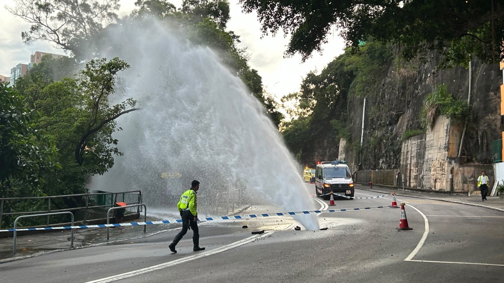 北角天后庙道爆水管 水柱逾10米高横跨双线 车辆借咪表位驶过。蔡楚辉摄