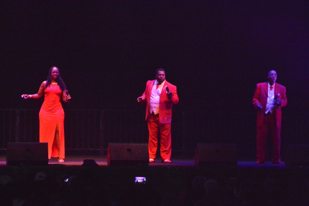 拿手唱懷舊歌的樂隊Golden Sounds of the Platters唱出多首經典英文金曲《only you》。