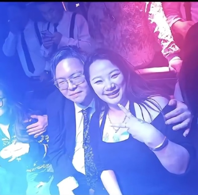 早前在內地社交平台瘋傳一段向佑與女友在南昌某酒吧的相片。（微博圖片）