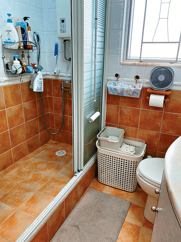 浴室牆身鋪滿瓷磚，方便清潔。