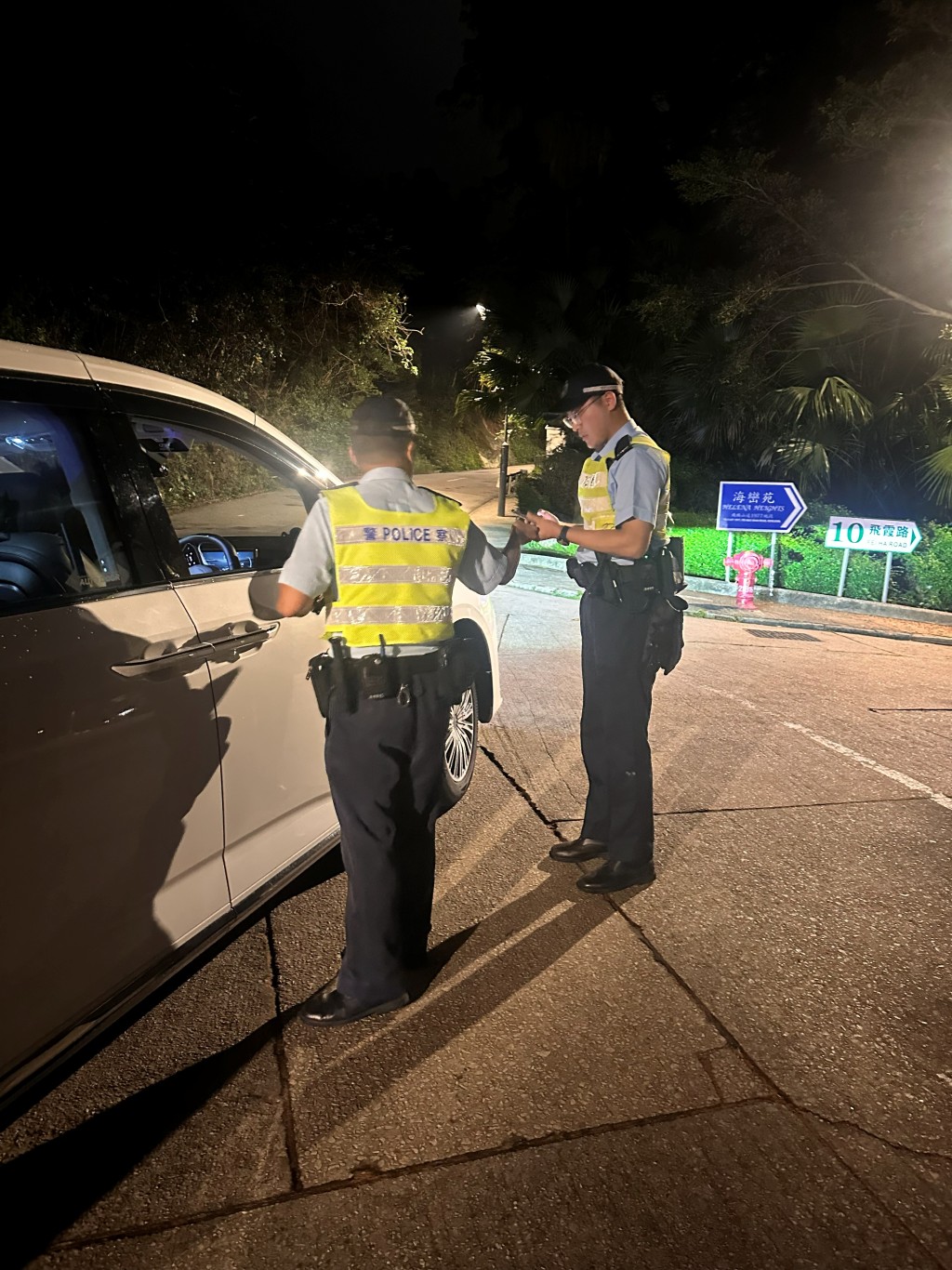 警員於飛鵝山觀景台一帶截查車輛,進行反毒品巡邏及宣傳行動。 警員於飛鵝山觀景台一帶截查車輛,進行反毒品巡邏及宣傳行動。