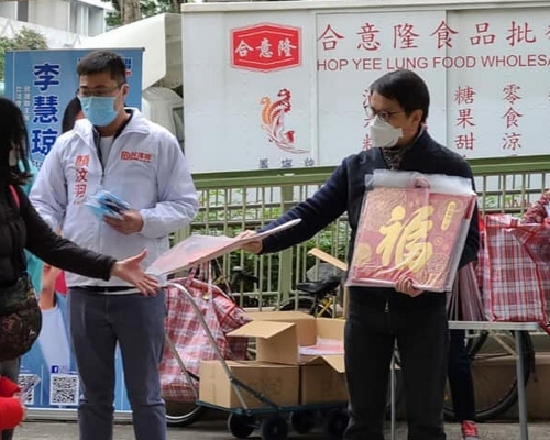 陳克勤（右二）聯同多位黨友連日到大埔、粉嶺多個地方派發年曆及抗疫物資。
