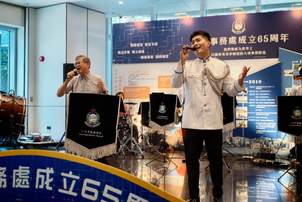 午間快閃音樂表演邀請到珠海出入境邊防檢查總站警官樂隊、澳門治安警察局樂隊,以及鄰舍輔導會長者樂隊,與入境處樂隊攜手演出。 午間快閃音樂表演邀請到珠海出入境邊防檢查總站警官樂隊、澳門治安警察局樂隊,以及鄰舍輔導會長者樂隊,與入境處樂隊攜手演出。