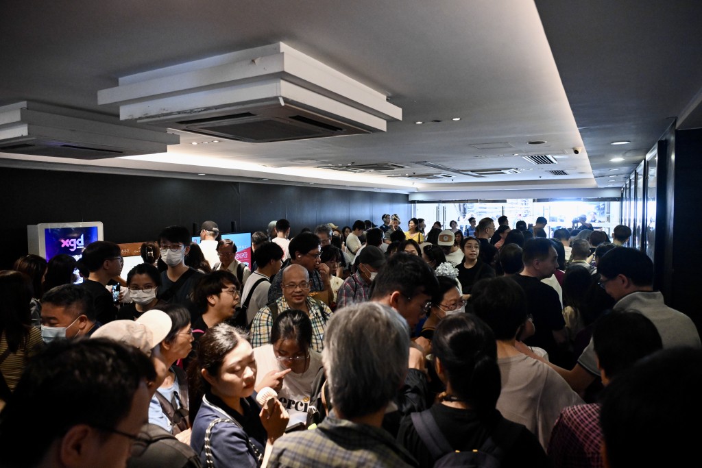 戲院大堂人頭湧湧。 戲院大堂人頭湧湧。