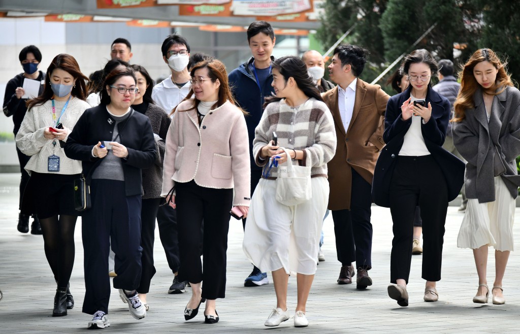 她重申,每個部門都有清晰權限和責任,公務員不能逃避,形容「唔做都係錯」。 她重申,每個部門都有清晰權限和責任,公務員不能逃避,形容「唔做都係錯」。