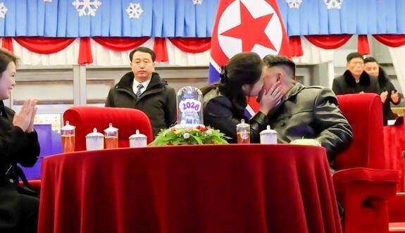 北韓官媒鏡頭捕捉到金主愛親吻父親的畫面。朝鮮中央電視台