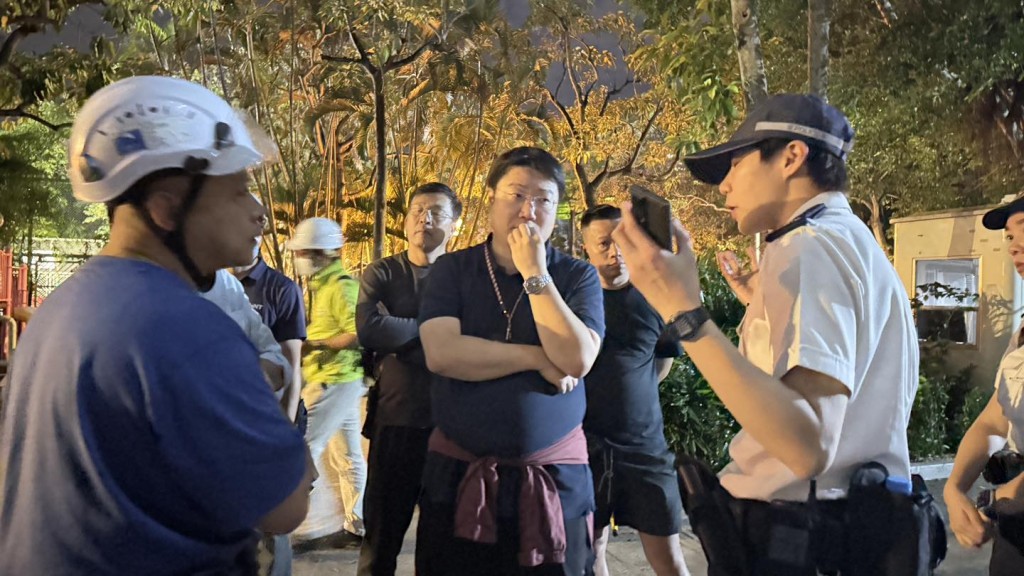 災難遇害者辨認組（DVIU）、鑑證科、機動部隊和各總區刑事部人員今日進入火場進行善後工作。香港警察fb圖片