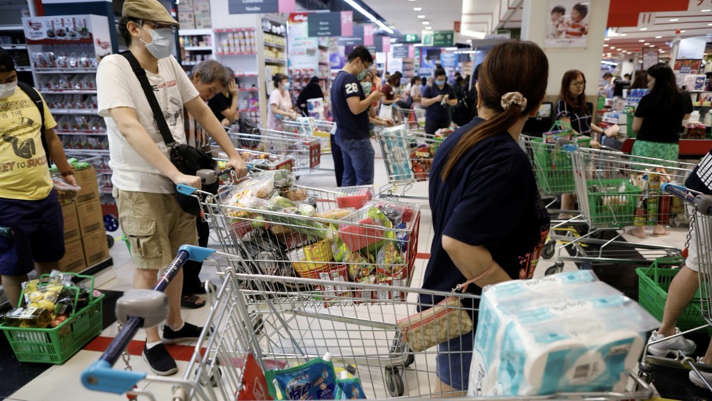 新冠疫情期間，新加坡民眾搶購食物及日用品。 路透社