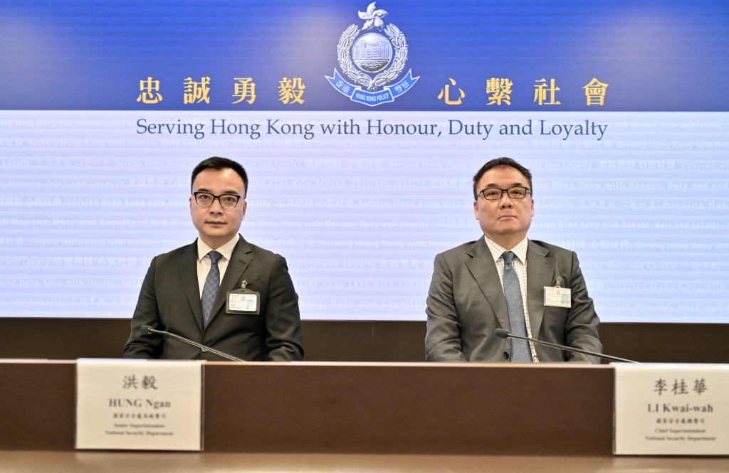 國安處總警司李桂華（右）及高級警司洪毅（左）12月14日見記者，期間談及周庭。