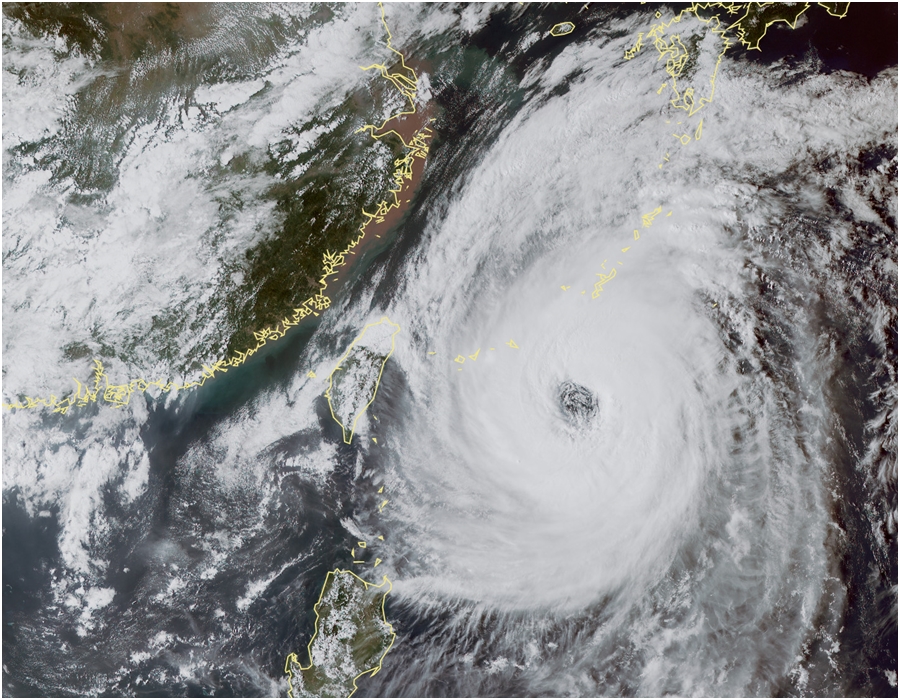 強颱風「潭美」明日掠過沖繩,並預計在星期日自南向北橫掃日本。日本氣象廳圖