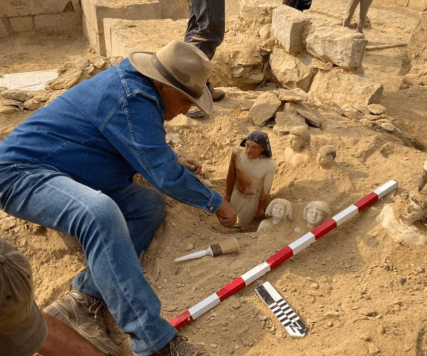 埃及考古团队挖掘到雕像、陶器等多项文物。FB图