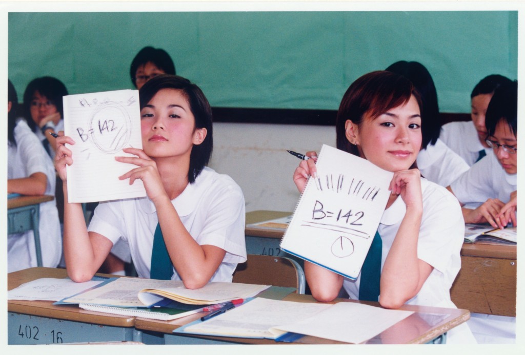 蔡卓妍与锺欣潼（右）组成的Twins于2001年5月18日成军，首张同名专辑代表作包括《明爱暗恋补习社》和《女校男生》。