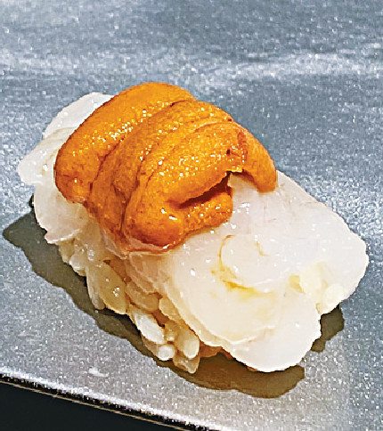 ■白海老寿司以马粪海胆衬托。