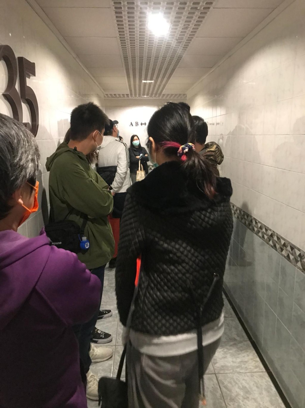 早前推出放盤時,隨即單日吸引多達7組客戴口罩於門外排隊參觀。