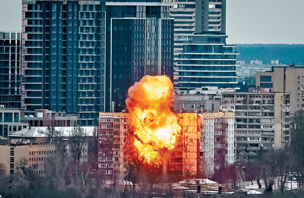 一架無人機昨日擊中基輔一幢住宅大樓。