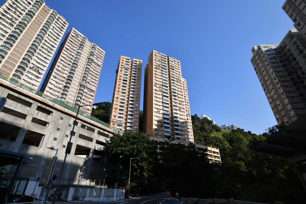 薄扶林碧瑤灣42座中層戶，面積2,079方呎，採4房1套連工人套間隔，向西南，享部分海景，最新連車位以8.4萬元租出。