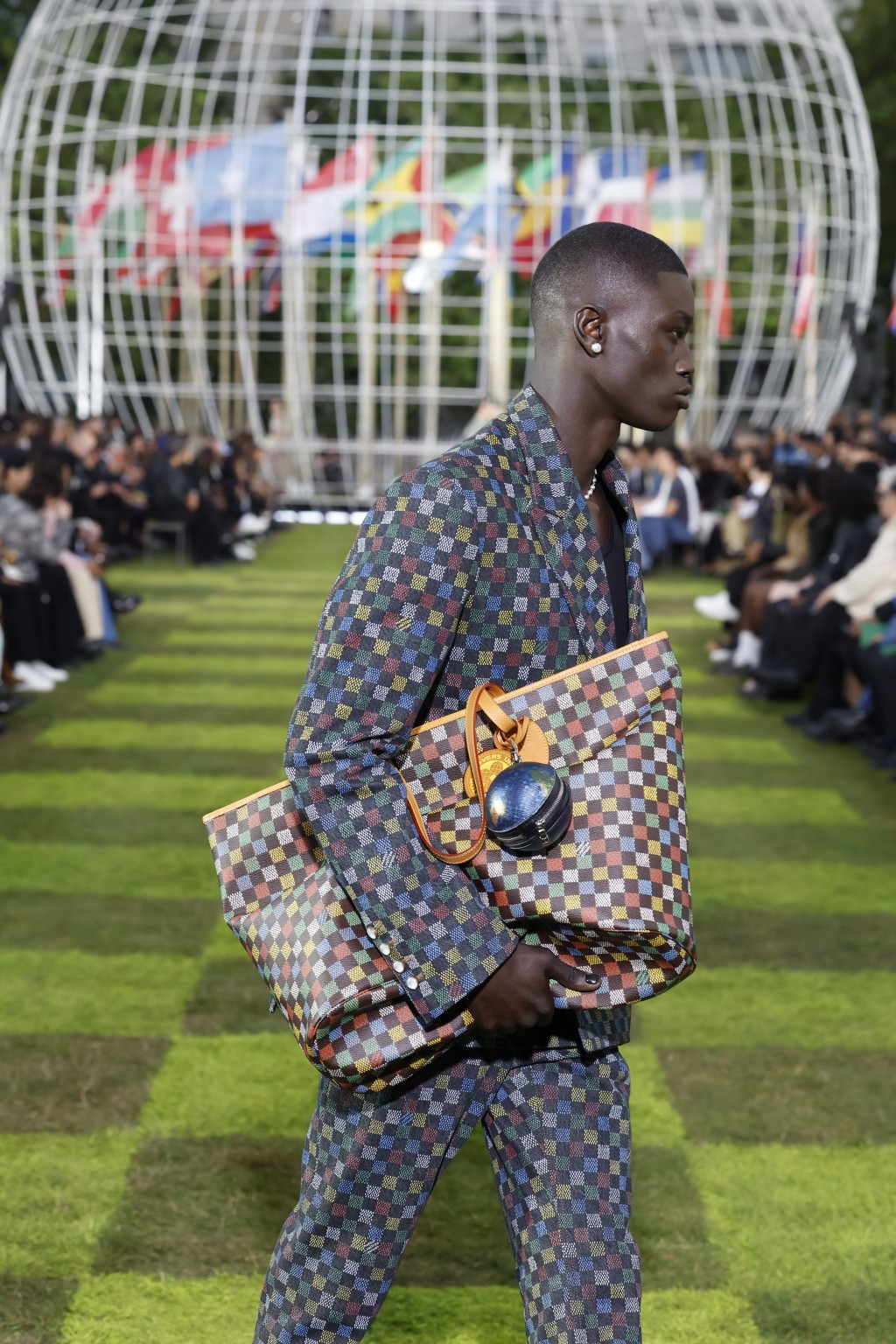 It Bag，講求容量的超大袋與小巧如女士手袋的男裝袋款，成為新季主流。（Louis Vuitton）