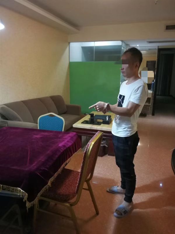 嫌疑犯展示现场赌局。网图