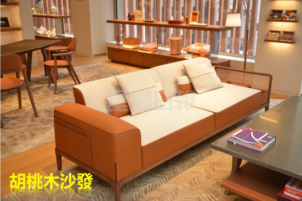 以Canaletto胡桃木为基座的Sellier 2座位沙发,座位及咕𠱸采用了肉桂色麻布及浅黄褐色的小公牛皮,沙发一旁提供长形置物盒,让你收纳常见物品,特别一提,其中一边的扶手为藤制,令沙发更添特色。