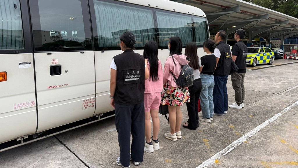 跨部門大埔及上水掃黃，拘捕11名女子。警方圖片