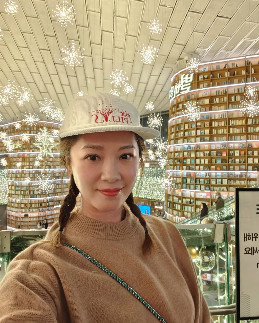 早前,翁嘉穗與家人齊齊到韓國首爾旅行,她亦激罕晒出自己的素顏打卡照,豈料卻遭眼利網民發現實則是「偽素顏」? 早前,翁嘉穗與家人齊齊到韓國首爾旅行,她亦激罕晒出自己的素顏打卡照,豈料卻遭眼利網民發現實則是「偽素顏」?