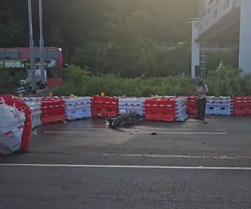 是次車禍當中包括一部電單車失事。