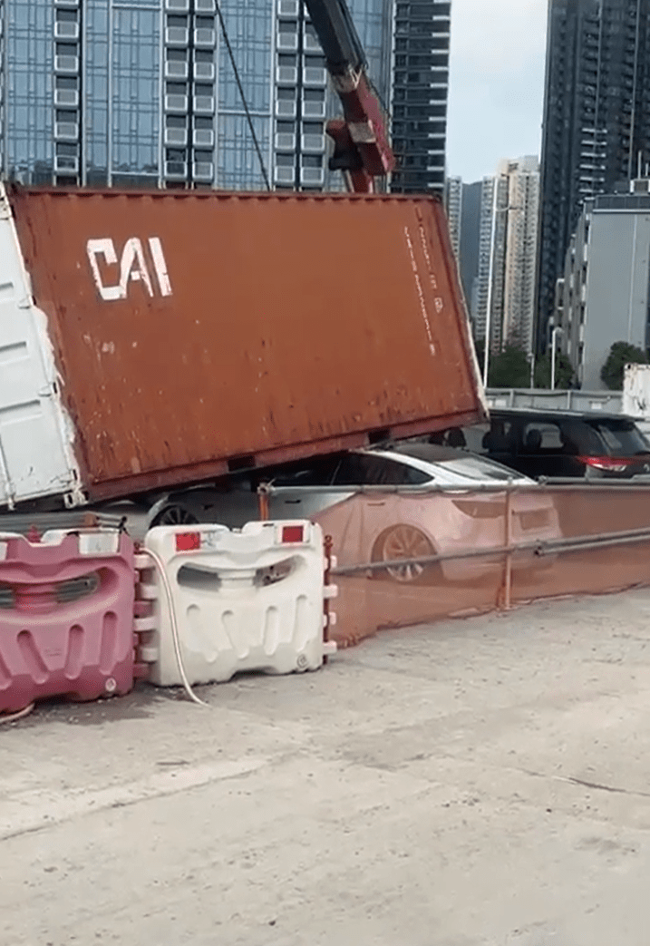私家车被货柜压扁损毁严重。fb：车cam L（香港群组）