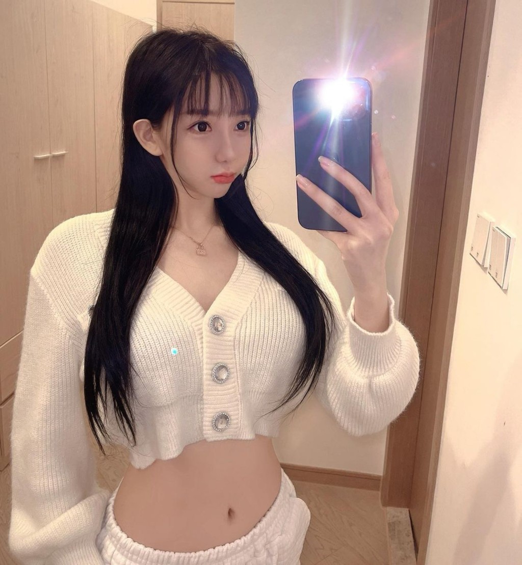 仲有條近乎幼過頸嘅纖腰,配搭唔合比例的巨胸,有啲嚇人。