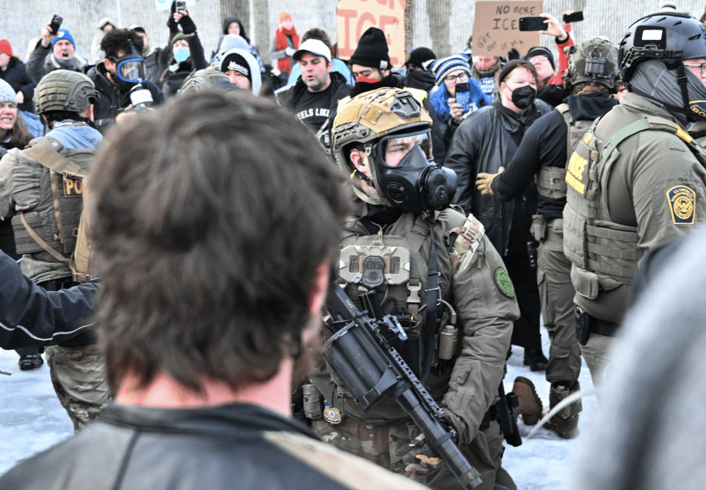 美國明尼蘇達州最大城明尼阿波利斯（Minneapolis）發生37歲女子遭到美國移民與海關執法局（ICE）人員開槍殺害案，事件掀起司法爭議。美聯社