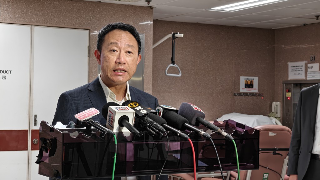 海關關長陳子達傍晚到伊利沙伯醫院探望受傷關員。黃文威攝 海關關長陳子達傍晚到伊利沙伯醫院探望受傷關員。黃文威攝