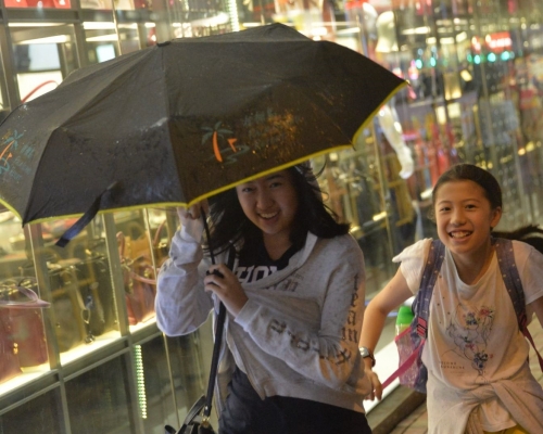 本港今日预料大致多云，间中有骤雨，局部地区有雷暴。